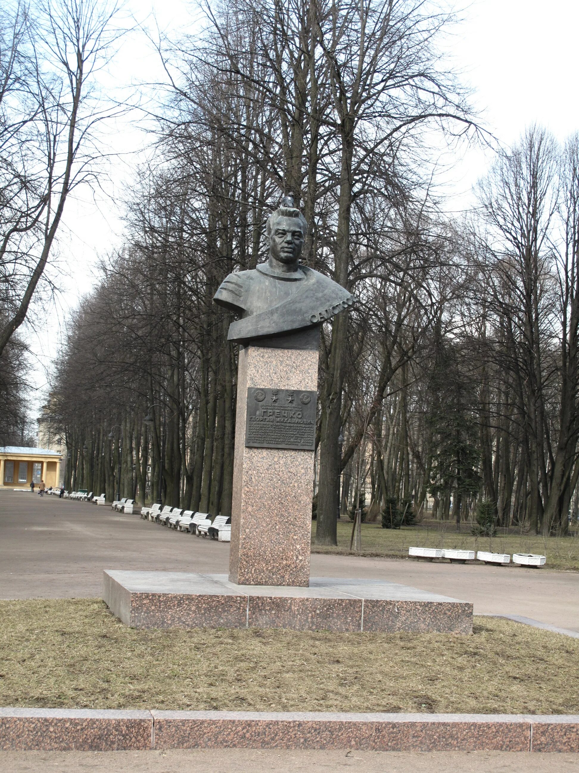 Московский парк победы санкт петербург аллея героев. Санкт-Петербург аллея героев Московский парк Победы. Аллея героев в Московском парке Победы СПБ. Парк Победы СПБ памятники. Аллея героев в парке Победы СПБ Гречко.