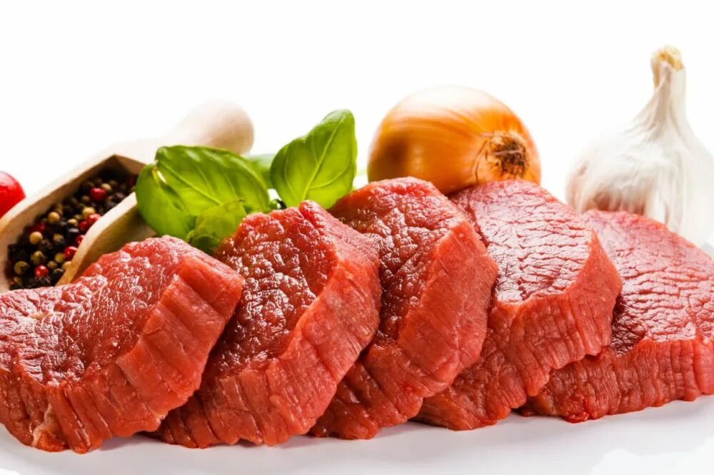 C y et. Мясо. Мясо полуфабрикаты. Свежее мясо говядина. Мясо на белом фоне.