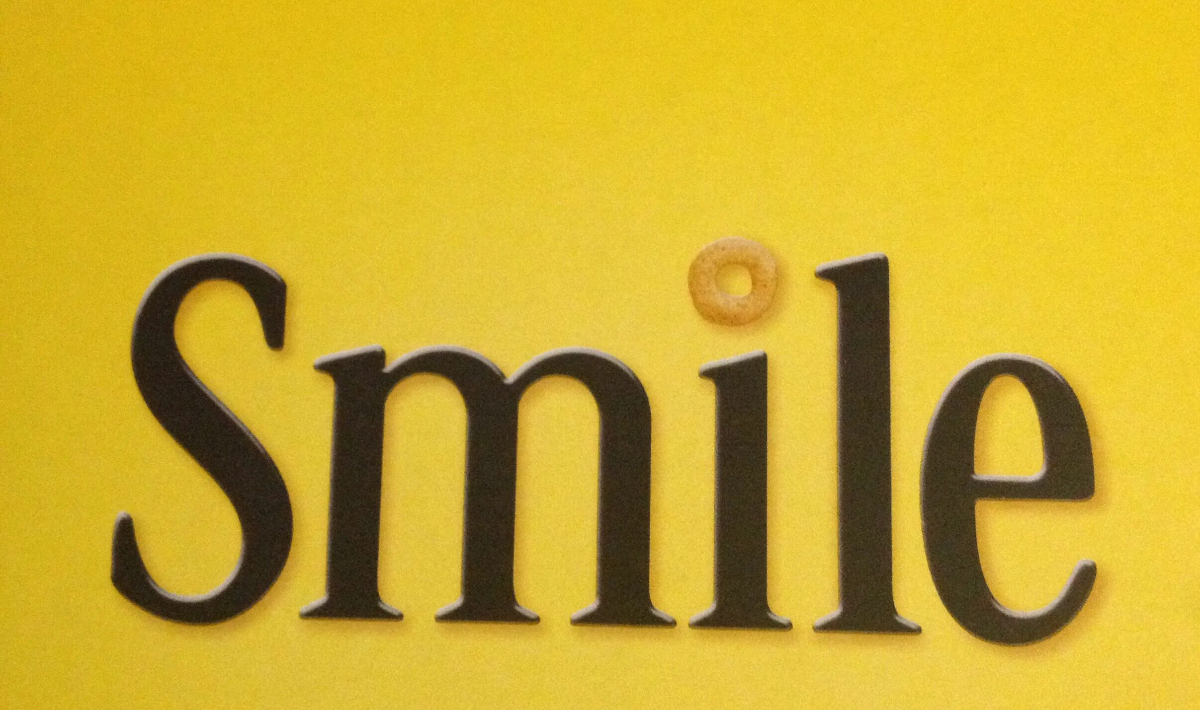 Слово smile. Слово smile. Улыбайся надпись. Smail надпись. Улыбнись надпись.