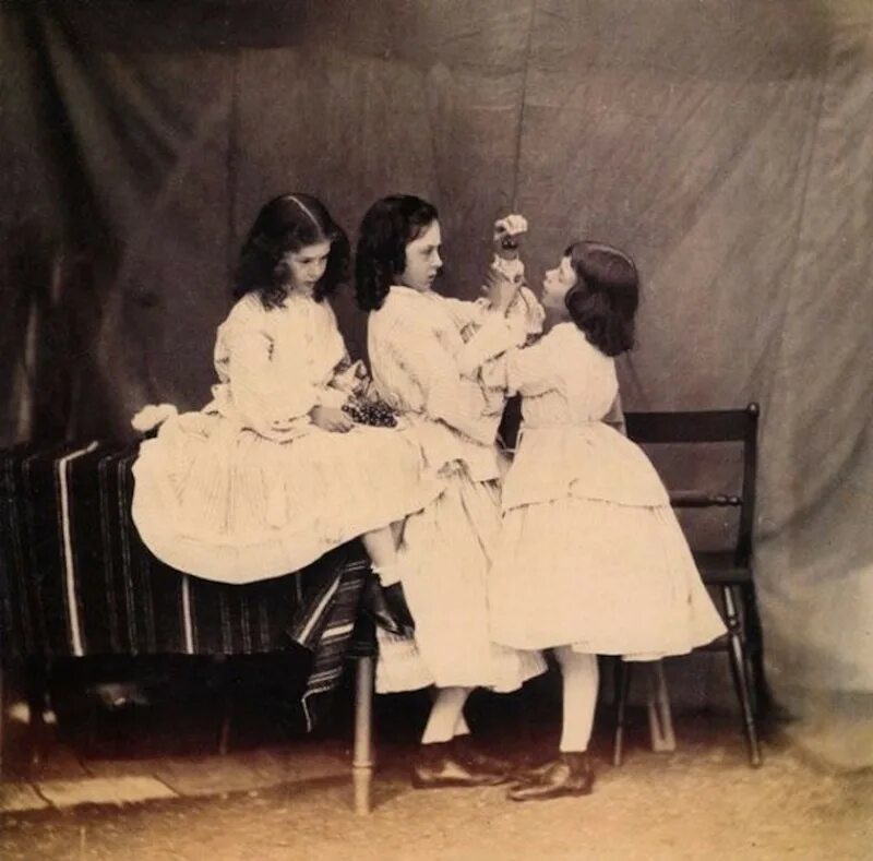 Alice lewis. Алиса Лидделл и Льюис Кэрролл. Льюис Кэрролл с Алисой Лиддел. Сестры Лидделл Эдит Лорина и Алиса.