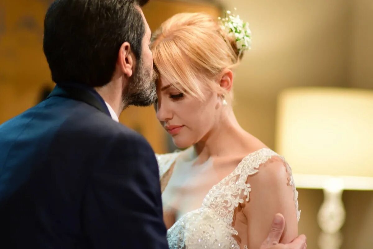 Эмре королева ночи. Королева ночи содержание. Мурат йылдырым и мерьем узерли. Мурат йылдырым и мерьем узерли. Королева ночи фильм 2002.