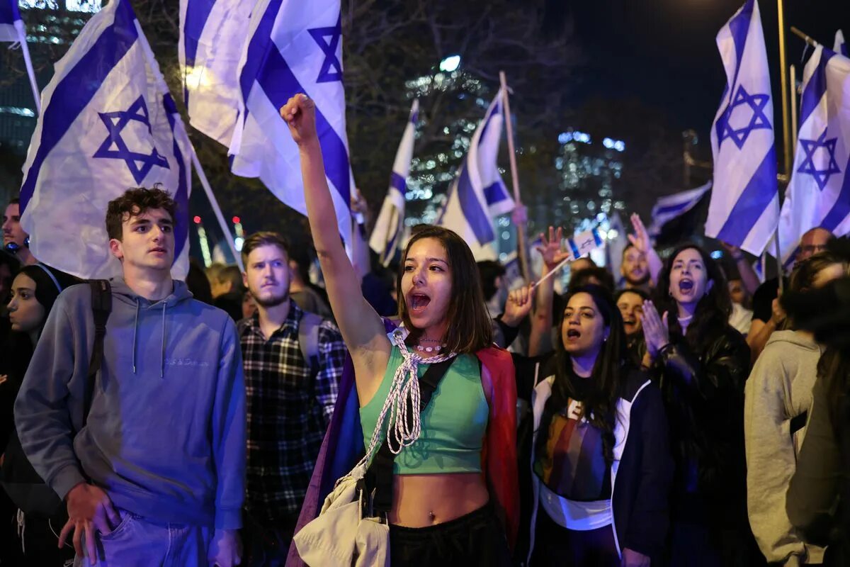 Протесты в Израиле 2023. Костюмы протестующих в Израиле.