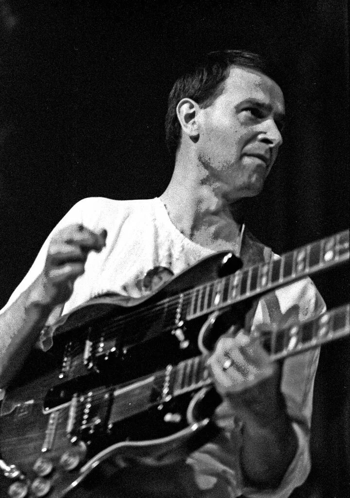 Mahavishnu orchestra. Джон Маклафлин (гитарист). Маклафлин - Mahavishnu Orchestra. Джон Маклафлин в молодости. Джон Маклафлин фото в молодости.