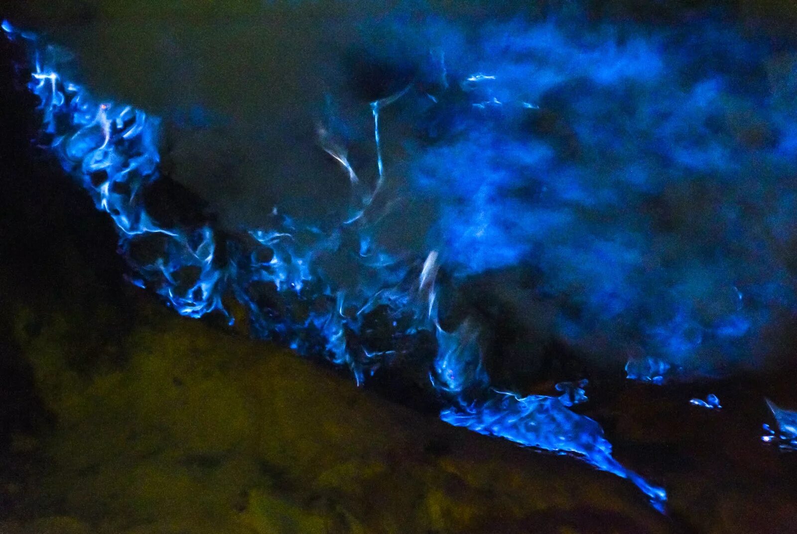 Сгорело синим. Вулкан Иджен Бали. Бали синее пламя вулкан. Синий огонь. Синий огонь в реальной жизни.