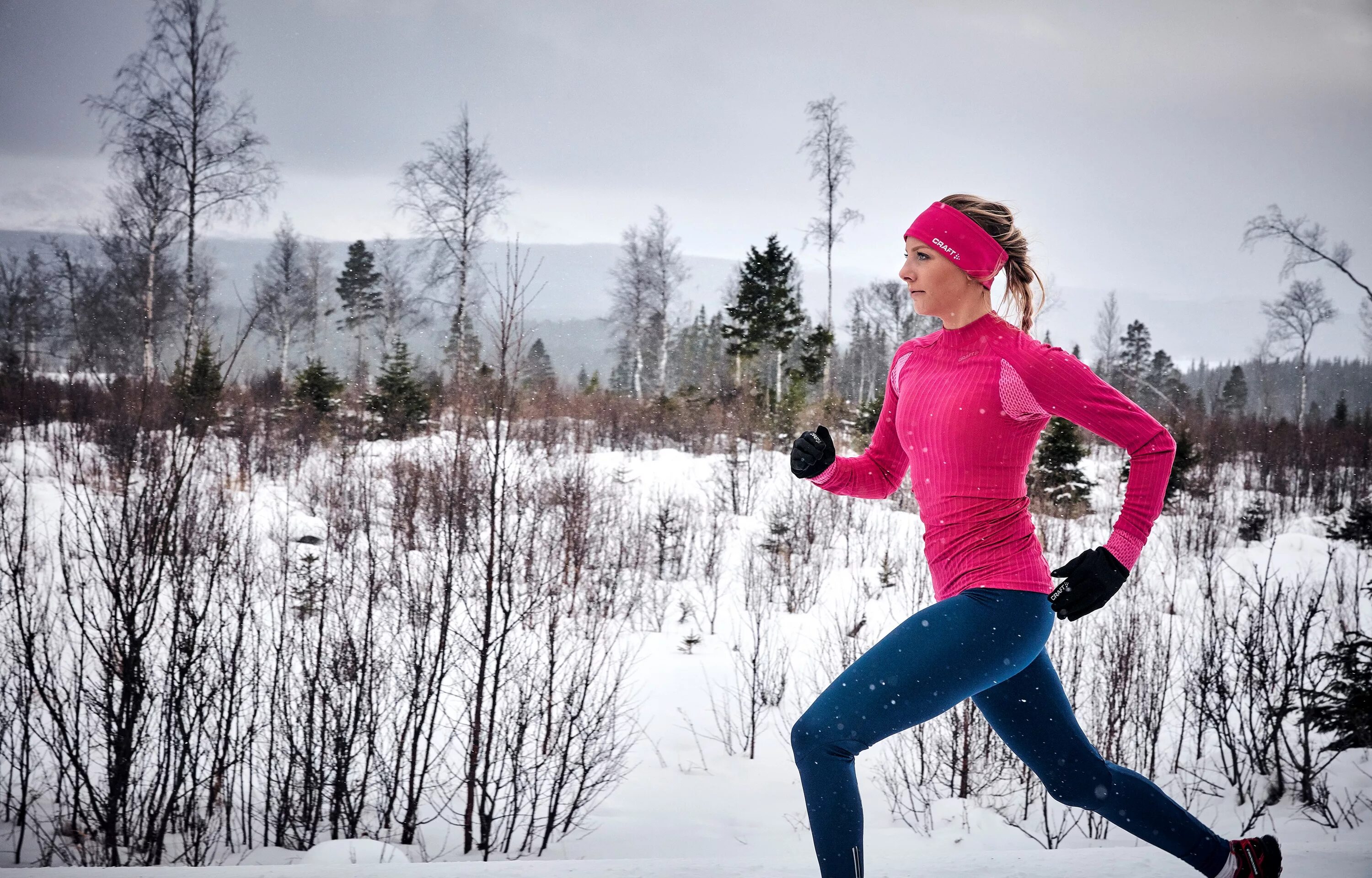 Зимняя одежда для бега женская. Одежда для занятий спортом зимой. Одежда для пробежки зимой. Одежда для бега зимой женская.
