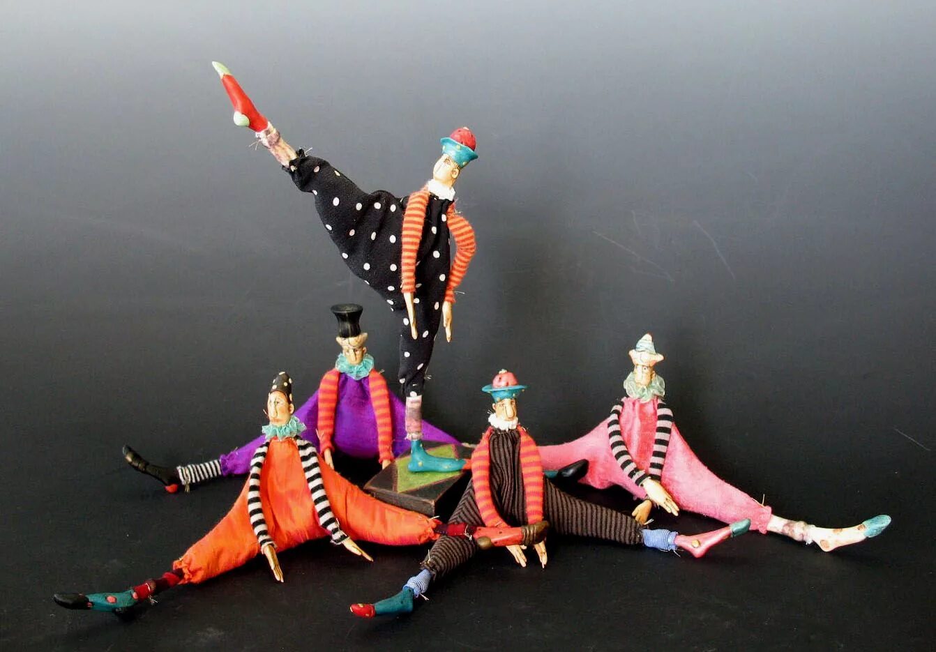 Авторская кукла клоунесса. 2010 bob mackie circus barbie. Куклы цирк. Цирковой костюм куклы. Цирковые куклы.