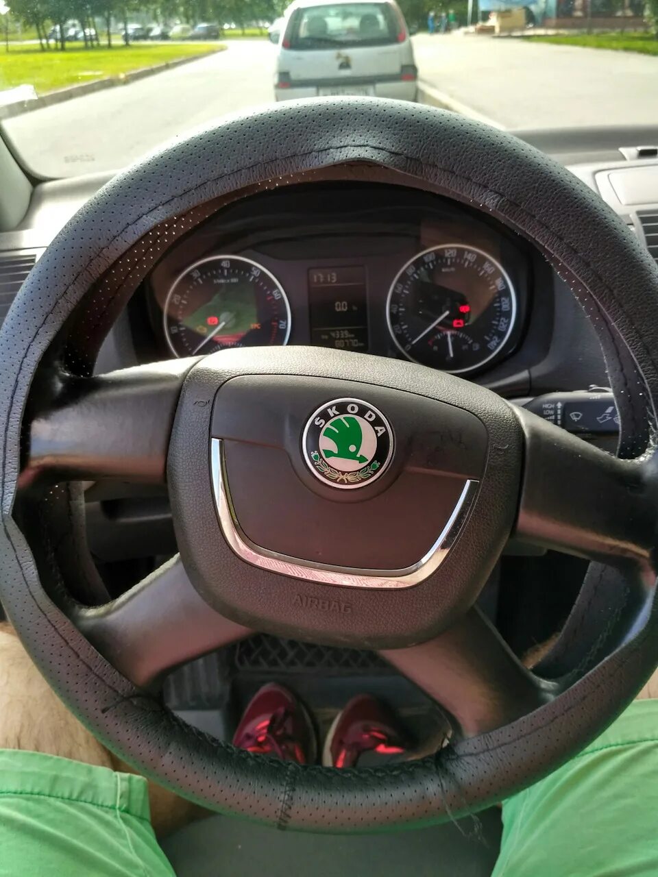 Руль шкода рапид 2021. Шкода рапид 2019 руль. Skoda octavia 2021 руль. Шкода красный руль. Руль шкода рапид 2016.