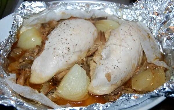 Как приготовить куриную грудку в фольге. Сочная куриная грудка в фольге. куриная грудка в духовке в фольге сочная. куриные грудки в фольге в духовке. филе куриное в фольге сочное.