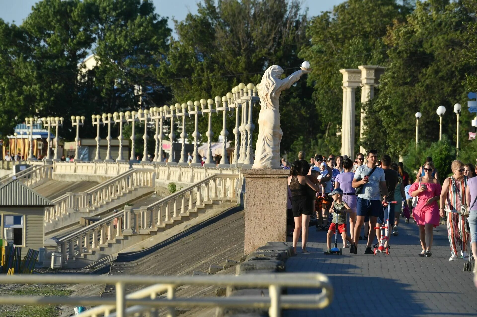 Рп5 приморско ахтарск погода в приморско ахтарске. Приморско-Ахтарск набережная. Ейск набережная. Набережная Ленин Приморско-Ахтарск 2022. Ейск новая набережная.