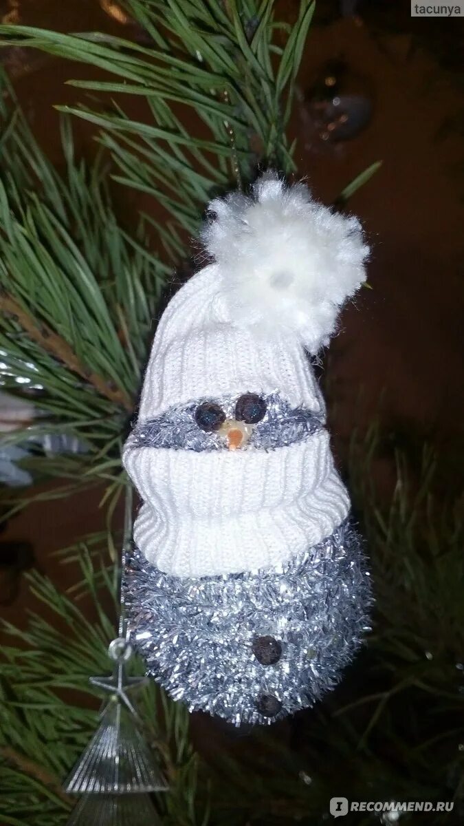Фигурки из мишуры на стену. Снеговик из мишуры и дождика. Снеговик из мишуры на проволоке. Снеговик из мишуры на проволоке. Снеговик из мишуры на стену своими руками.