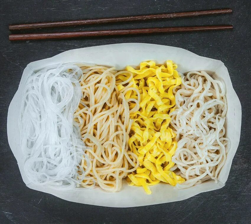 Фетучини от тальятелле. Лапша разница. Лапша яичная акун. Фетувинр от тальятклли. Удон рамен.