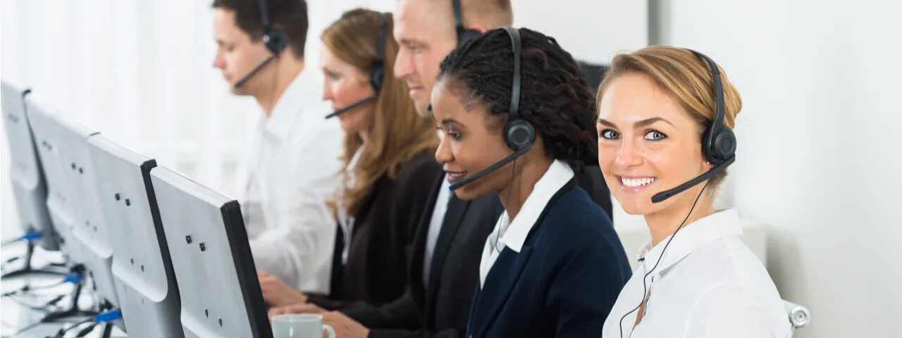 Customer service desk. Компьютер в офисе. обучение персонала. help desk фото. девушка help desk на конференции.