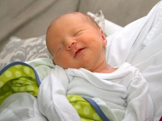 Когда начинают видеть новорожденные после рождения. Слышит ли новорожденный ребенок. Когда начинает видеть новорожденный ребенок. Новорожденный ребёнок когда начинает видеть и слышать. Когда начинает улыбаться новорожденный ребенок.