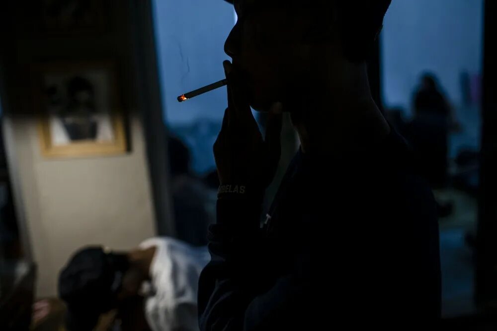 Муж курит в квартире. Парень с сигаретой. Парень курит сигарету без лица. Парень с сигаретой ночью. Грустный парень курит.