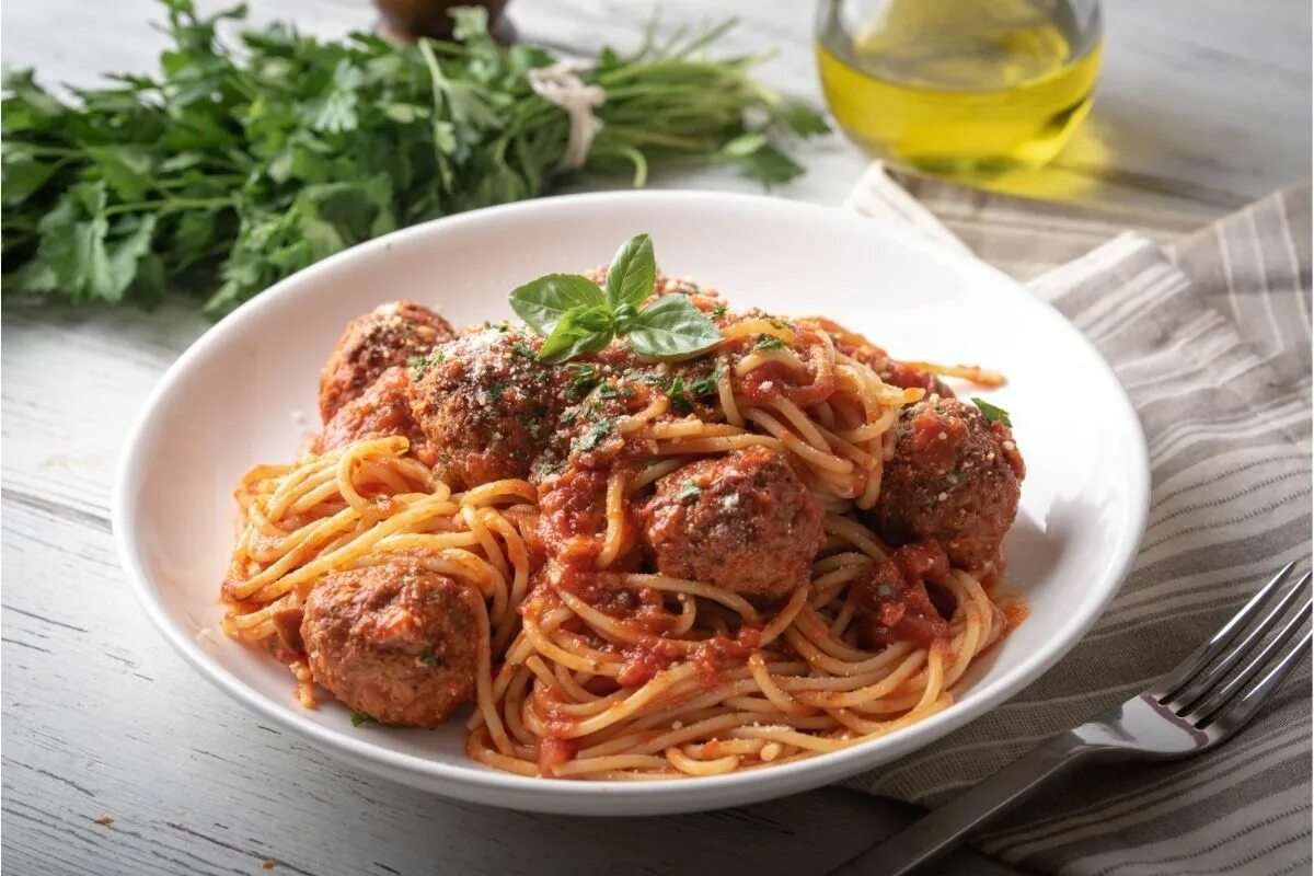 Паста с тефтелями в томатном соусе итальянская. Макароны с фрикадельками в томатном соусе. Фрикадельки с макаронами. Паста с фрикадельками. Макароны с фрикадельками.