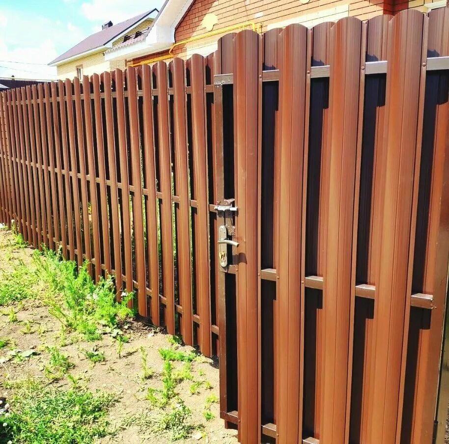 заборы для частного дома уфа. покраска фундамента забора. штакетники металлические трубы. забор большой вокруг заповедника. ограждения уфа.