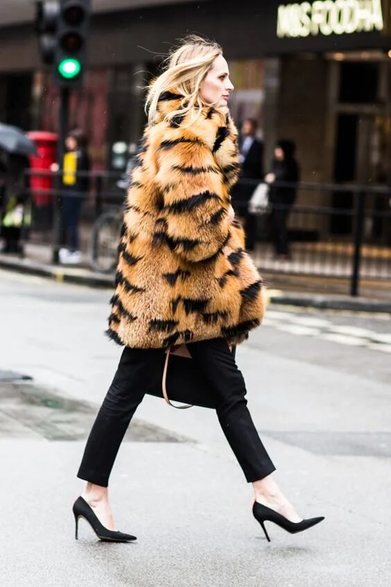 лук для шубы. Barbara fillisitl эко шубы. лук с полушубком. уличная мода зима. кожаные брюки с шубой.
