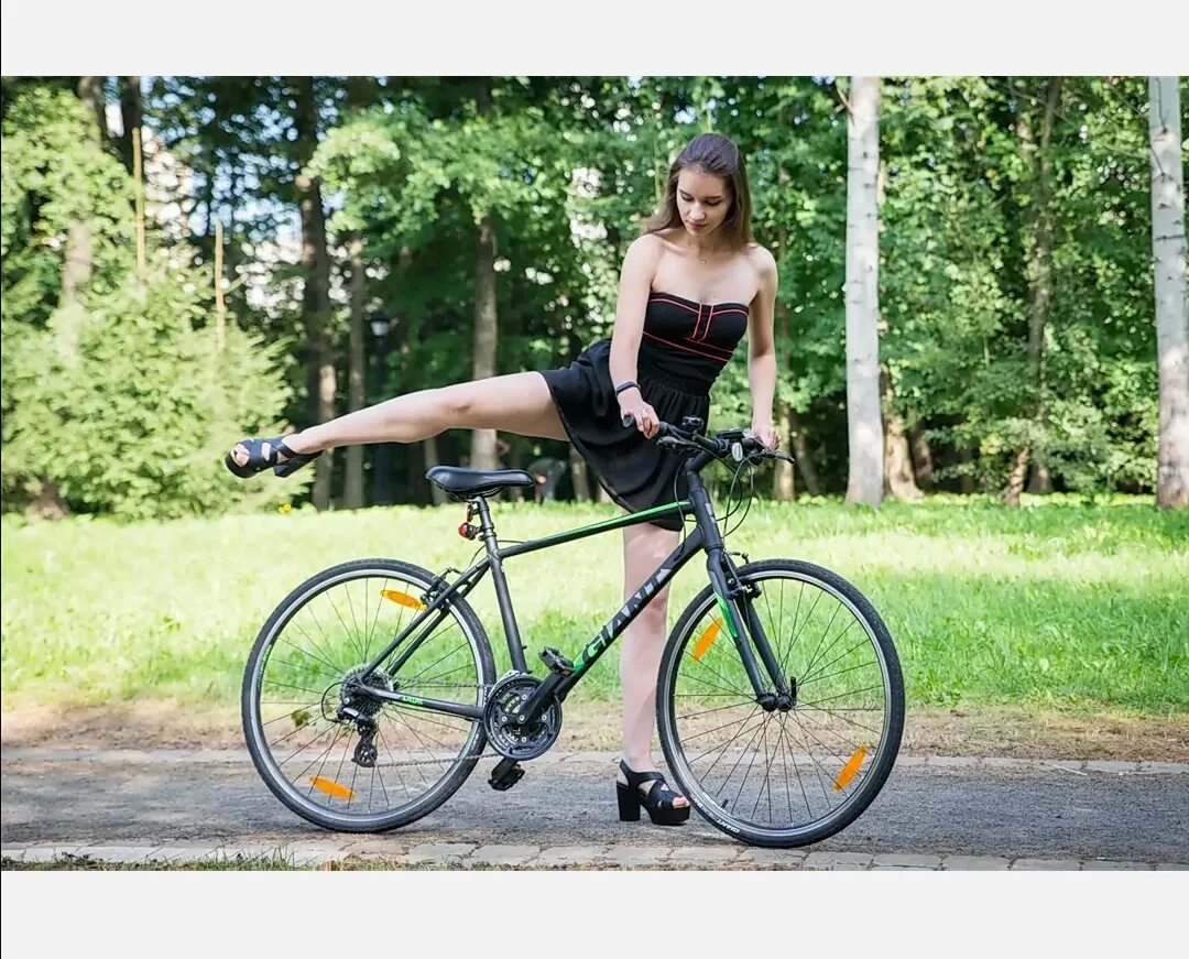 Высокий велик. На Велике в платье. Девушки на велосипеде в юбке. Девушка в платье на велосипеде. Девушка в платье навелосирпеде.
