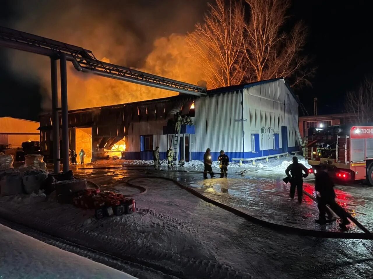 Пожар Барнаул. Пожар проспект Строителей Барнаул. Пожар Барнаул 27 декабря 2022. Барнаул пожар 2022 Кристал. Сгорел ангар