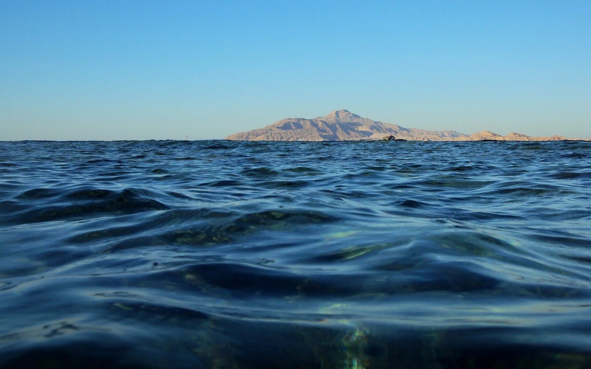 Поверхность воды тихого океана. Галилейское море. Водная гладь. Океан. Поверхность океана.