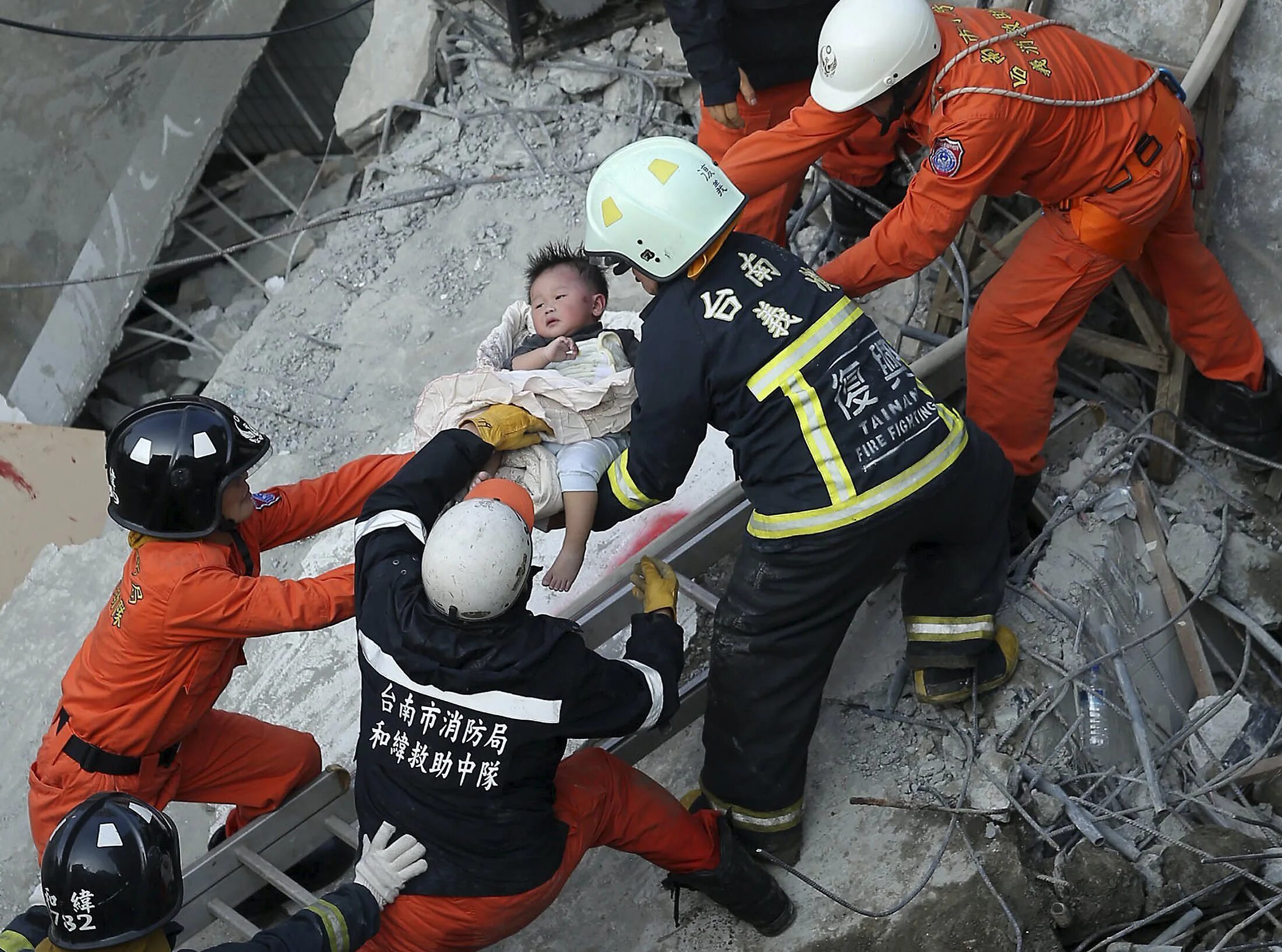 Землетрясение спасатели. Спасение людей из под завалов. Звезда землетрясение