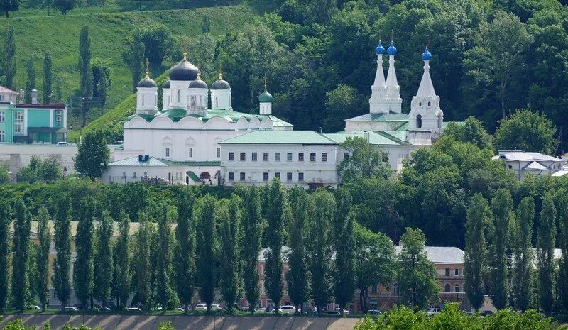 Нижегородский Благовещенский монастырь. Благовещенский мужской монастырь Нижний Новгород. Мужской монастырь в Нижнем Новгороде Благовещенский вид с Оки. Георгиевский храм Нижний Новгород Благовещенский монастырь.