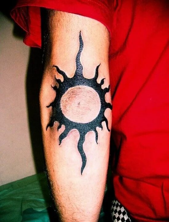 Татуировка солнце на локте. Солнце дотворк. Тату солнце на локте. Тату солнце. Татуировка солнце на локте.