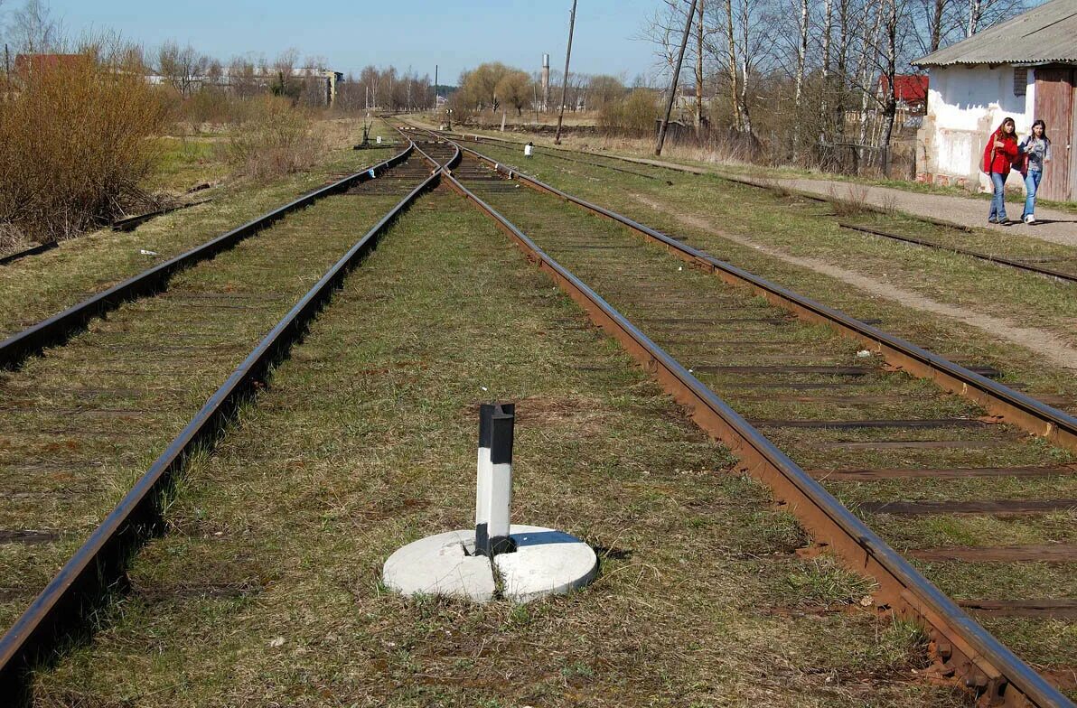 Рельс. Предельный столбик на железной дороге. Столбики на жд. Столбики на жд путях. Предельный столбик ржд.