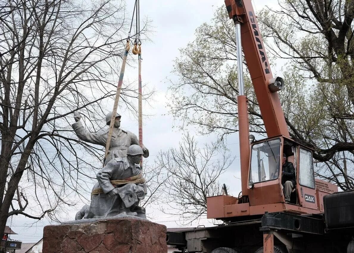 В польше снесли памятник советским воинам. Сносим памятники. Сносим памятники. Прага памятник советским воинам-освободителям. Сносим памятники.