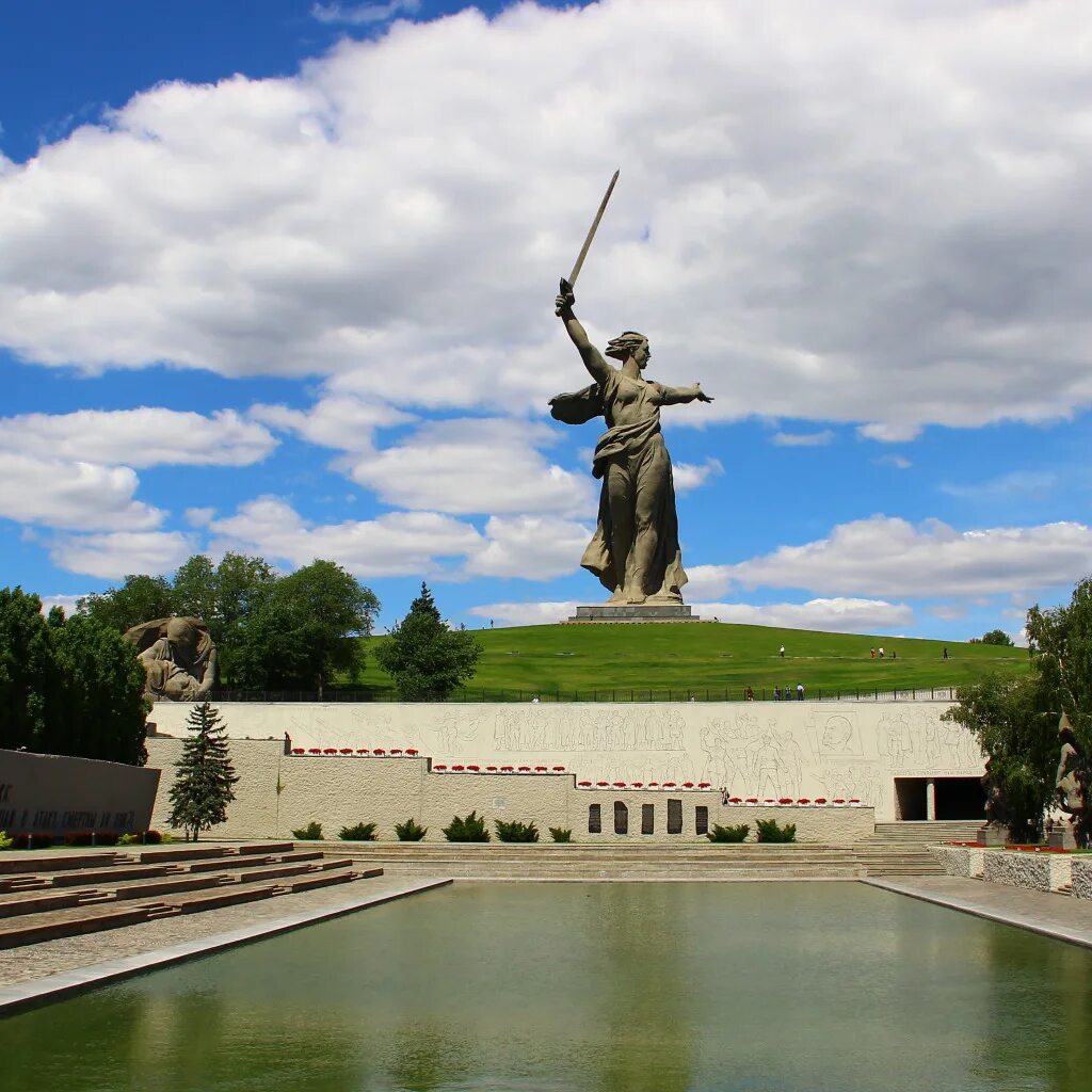 Известный памятник в волгограде. Мамаев Курган Волгоград. Волгоград Родина мать Мамаев Курган. Родина мать Сталинград. Мамаев Курган Волгоград панорама.