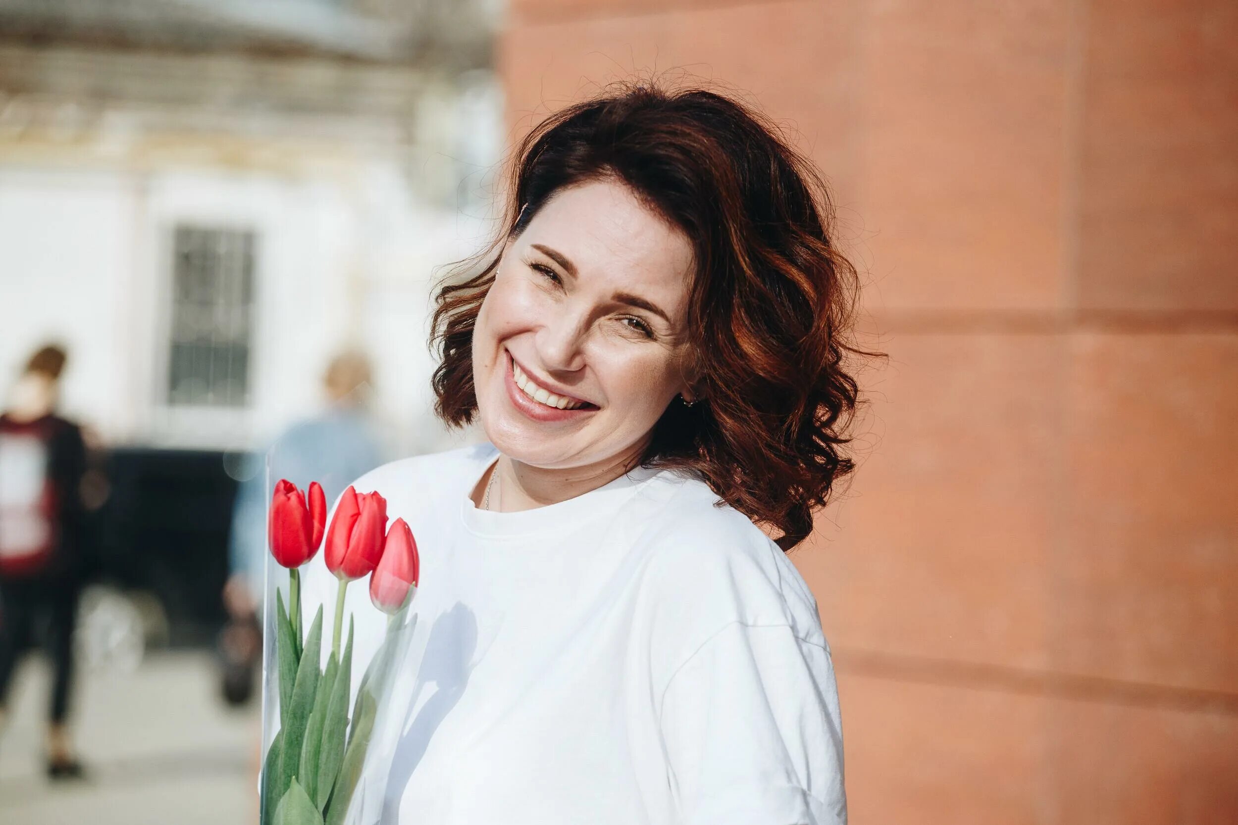 Trance вокал. Девушки со стрижкой под машинку. Женщины 0. Обычная девушка. Девушка улыбка.