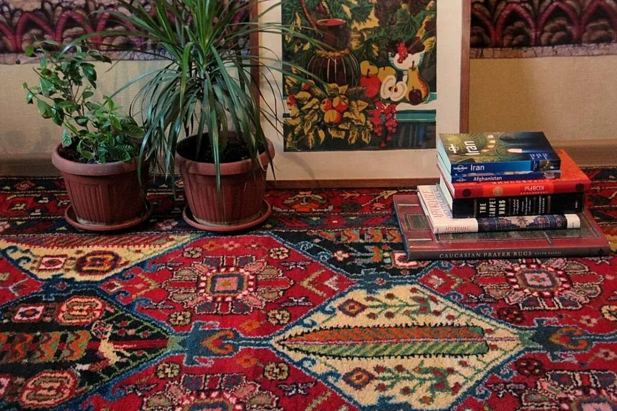 Ковер со стены. Старые ковры в современном интерьере. старинный ковер в интерьере. советский ковер в современном интерьере. ковер на стене в интерьере.