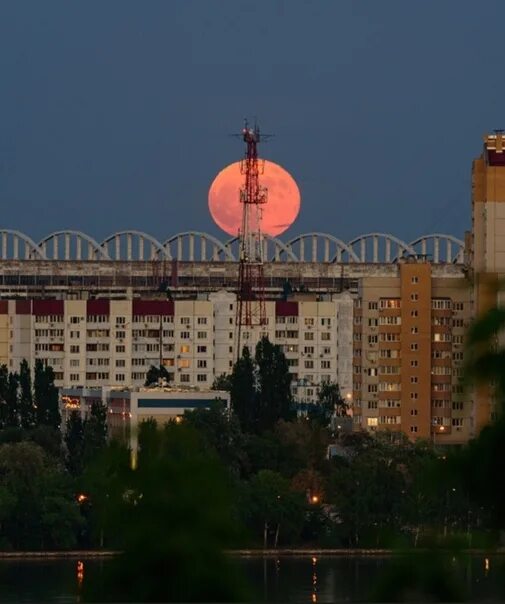 26 апреля луна. Луна 26 мая 2021. Суперлуние Воронеж. Кровавое суперлуние. Кровавая Луна 26 мая.