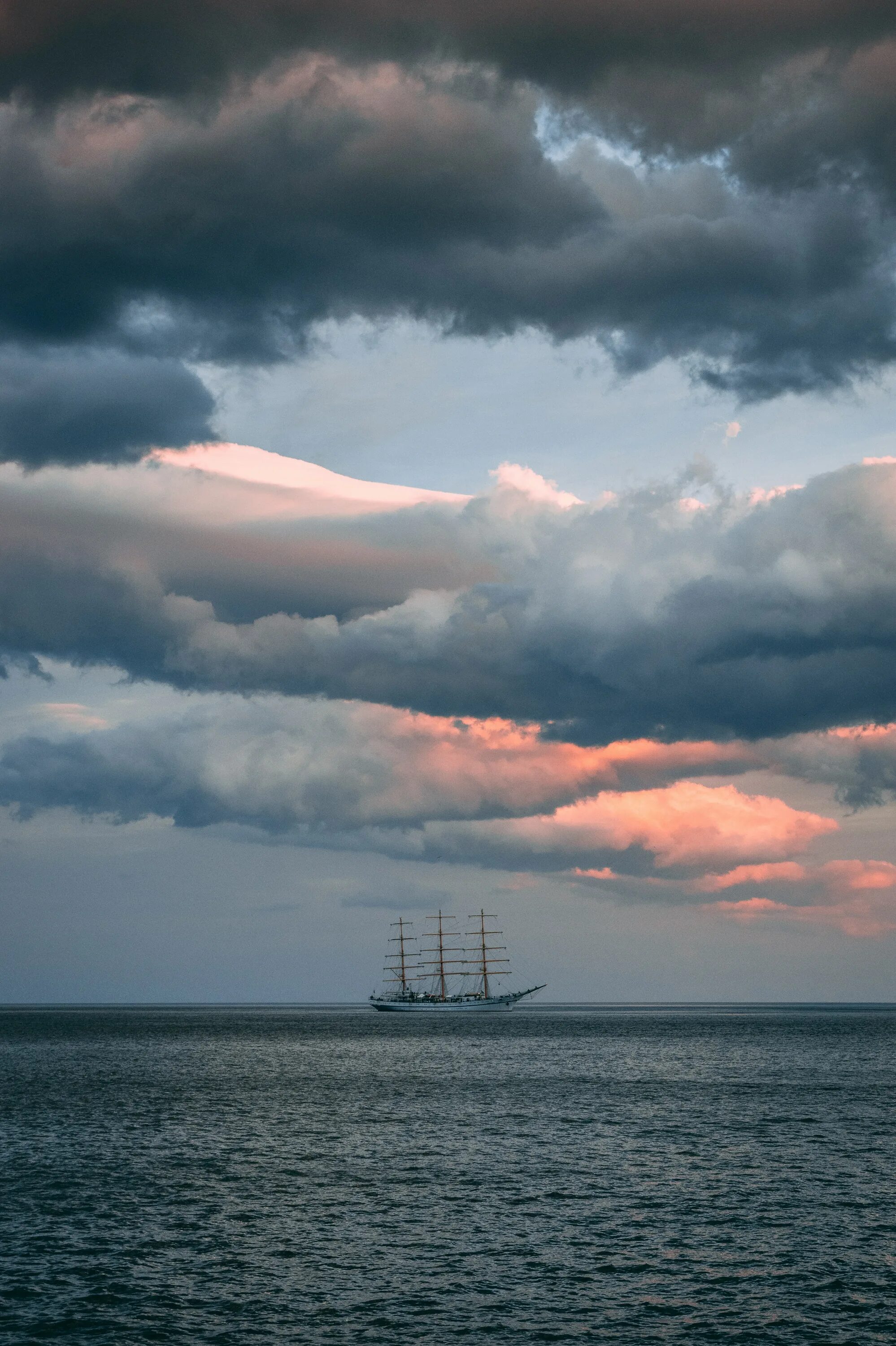 Город ветров морская. Корабль на горизонте. Облака над морем. Море облаков. Небо над морем.