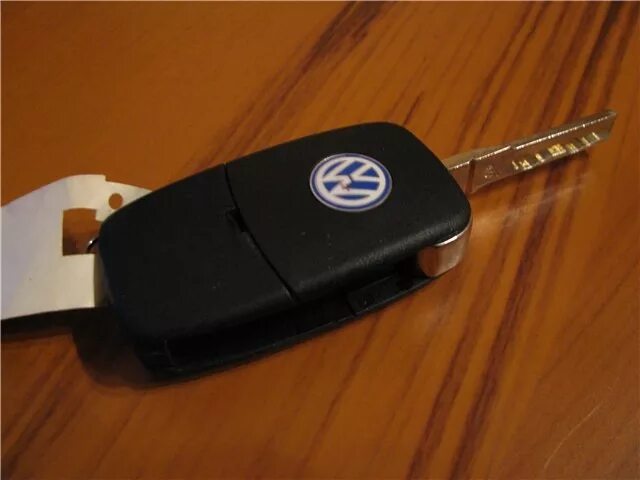Ключ volkswagen touareg. Ключ VW Passat b5. Батарейка на ключ Фольксваген Пассат 2012. Passat b5 батарейка в Ключе. Батарейка для ключа VW Touareg 2010.