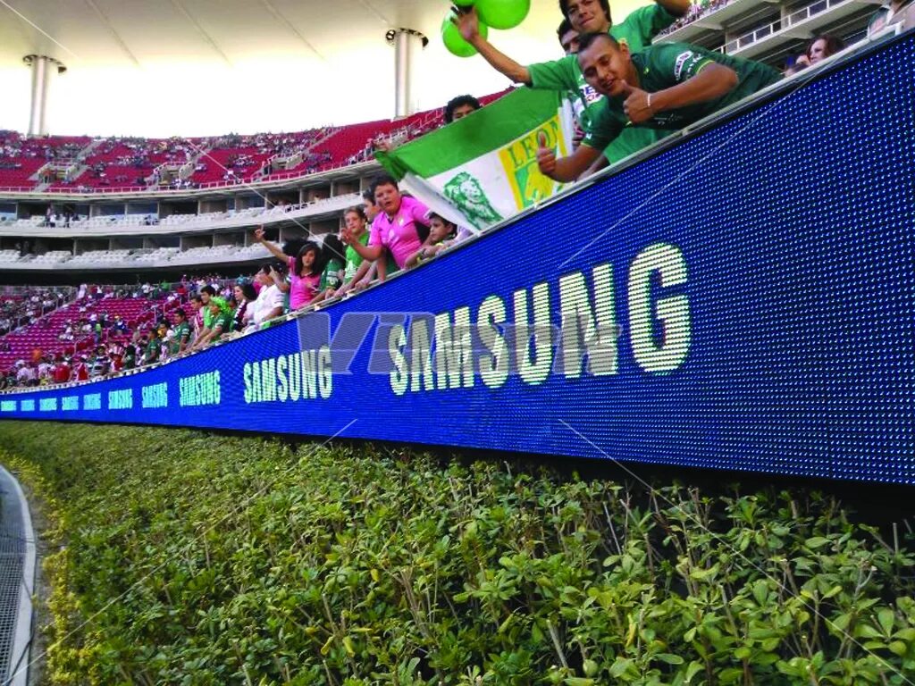 Рекламные баннеры на стадионе. Реклама на футбольном стадионе. Рекламные щиты на стадионе. Реклама на футбольном поле. Реклама на стадионе