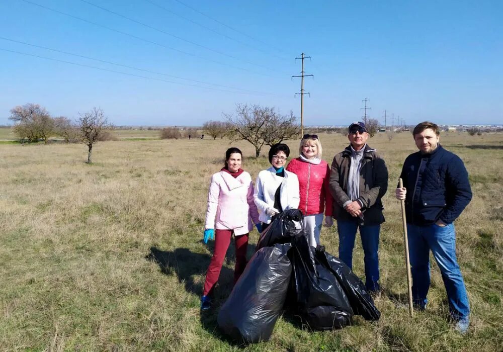 Погода в селе кировское крым. Село Кировское Черноморского района Крым. Черноморский район фото администрация. 19 Апреля в Черноморском районе. Черноморский район село Кировское ,могилы военным.