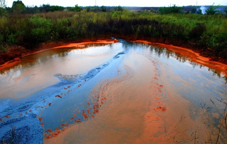 Водяной сток. Загрязненная река хим. Отходами. Загрязнённая река завод. Загрязнённые реки Калининграда. Химическое загрязнение воды.