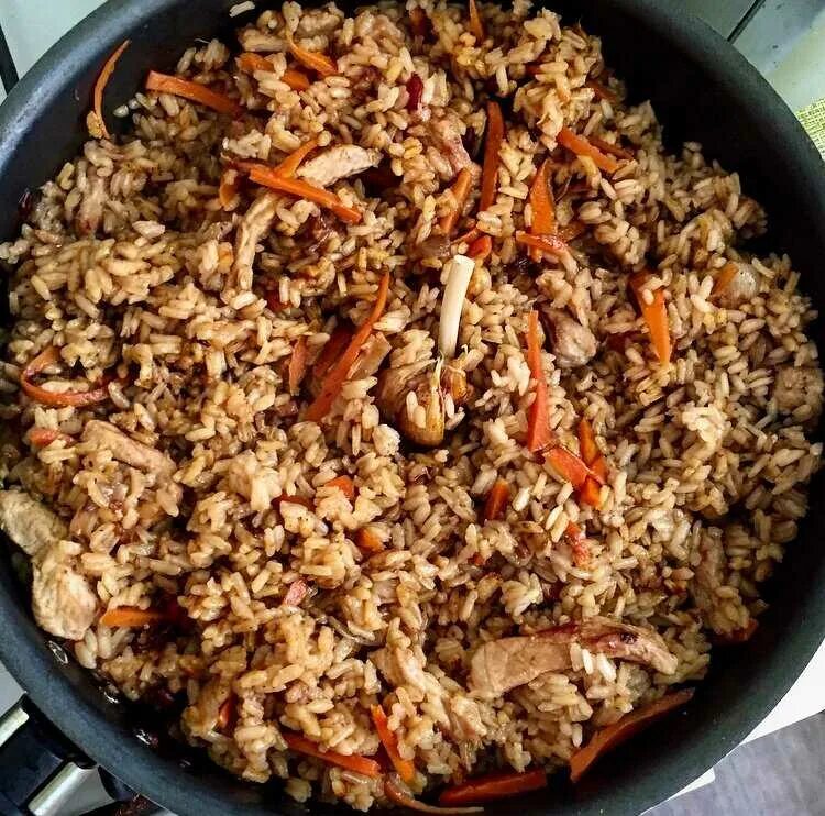 Коричневый рис с курицей. Плов на сковороде. Плов с говядиной. Вкусный плов из свинины. Девзира ош.