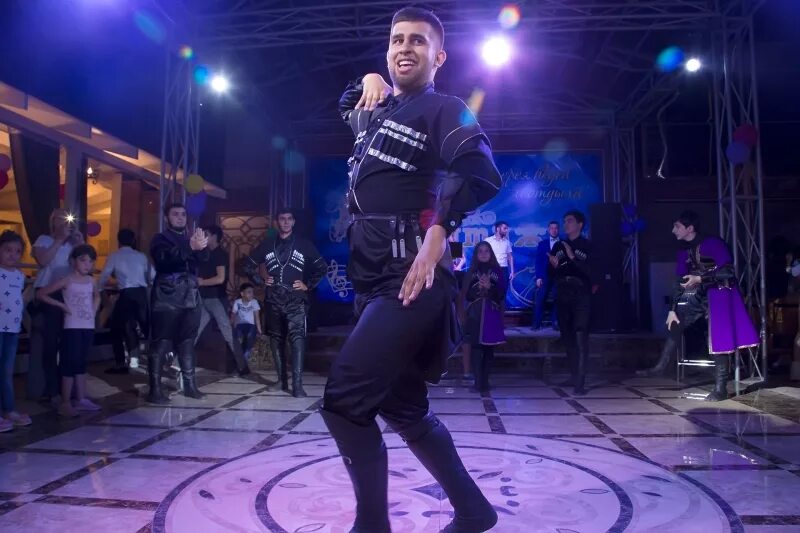 Кавказские танцы дети. Лезгинка зажигательная. Косплей на лезгинку. Осетинская лезгинка. Лезгинка на свадьбе.