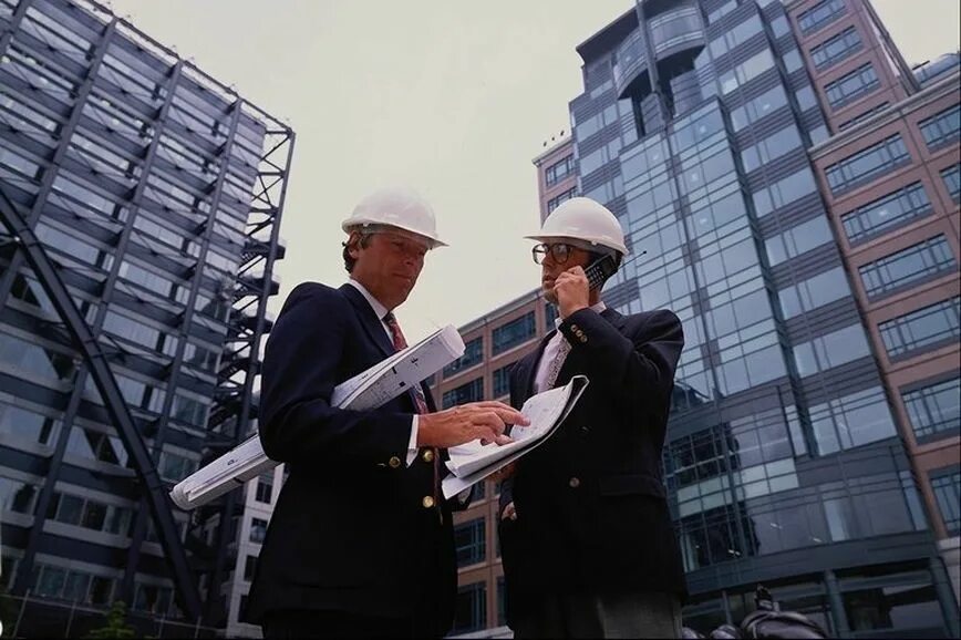 Сопровождение строительства геодезия. Рабочий по зданию. Стройка многоквартирного дома. Эксплуатация зданий и сооружений это. Профессия строитель.