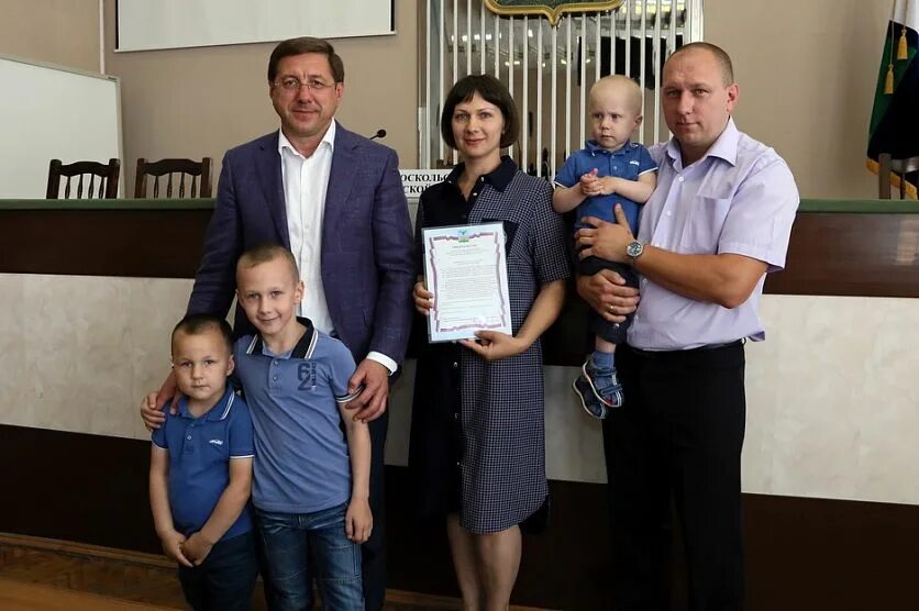 Сергей собянин семья. Семья мэра. Родители собянина фото. Семья мэра. Награждение собяниным многодетных семей.