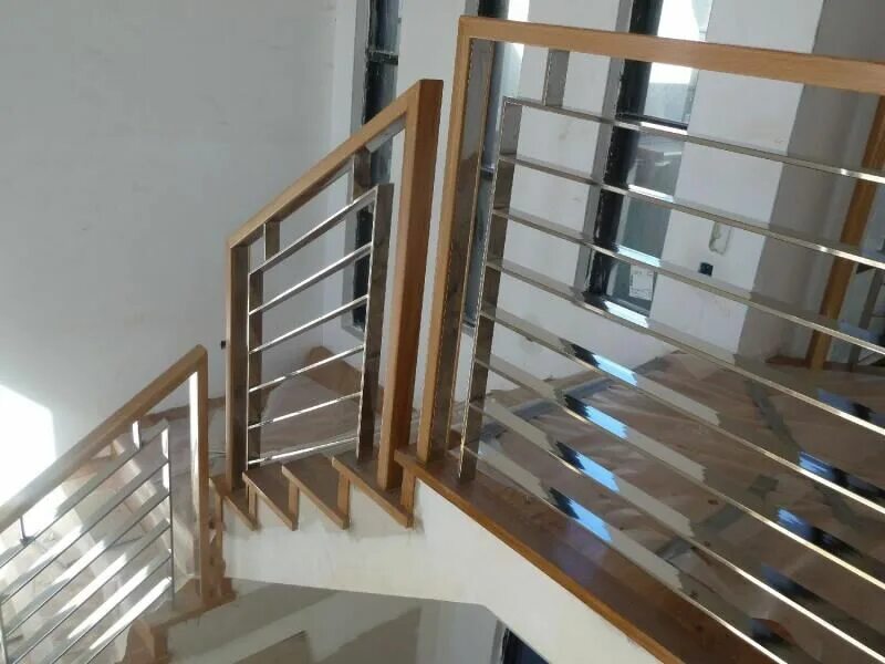 Лестницы нержавейки купить. Ограждение для лестницы комбинированное дерево-металл. Перил из нержавеющей стали для лестницы на монокосоуре. Ограждение лестницы нержавейка. Нержавеющие ограждения для лестниц.