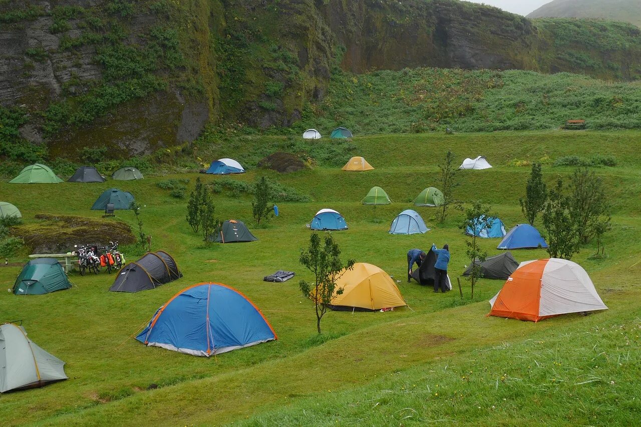 Палаточный кемпинг. Палаточный городок. Палаточный лагерь в горах. Кемпинг палаточный лагерь.