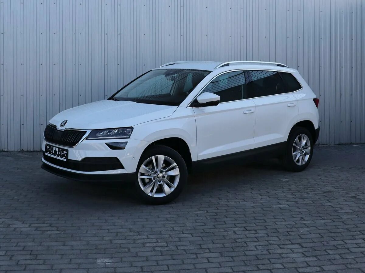 Купить новый шкода карок. Škoda Karoq белый. Белый паркетник Шкода Карок. Шкода Карок белого цвета. Большой машина белый Шкода Карок.