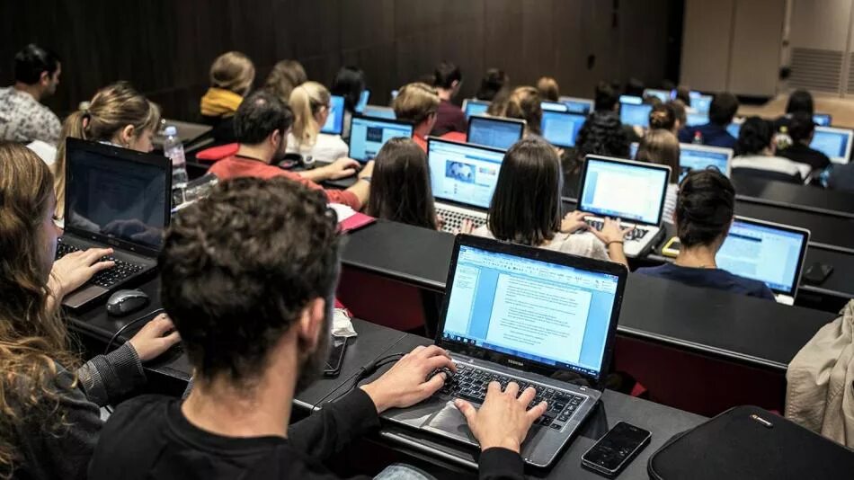 Иностранные языки и информационные технологии. Учащиеся за компьютером. Икт на уроках в начальной школе. Современные технологии в школе. Цифровые технологии в образован.