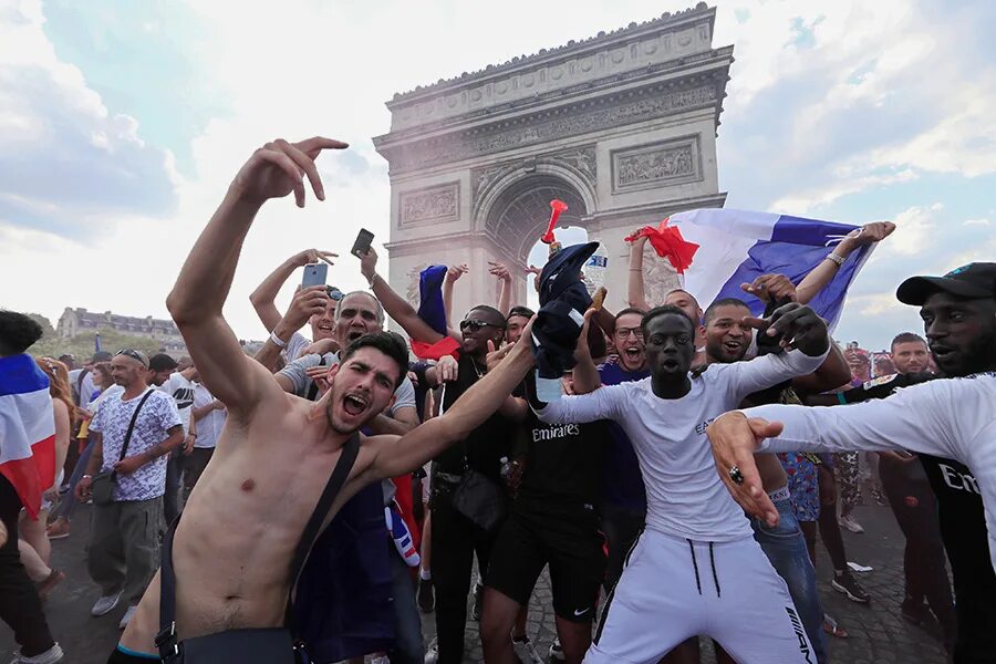 Французы празднуют победу. Праздник Победы на ЧМ во Франции. Негры во Франции. Французы отмечают победу Франции в ЧМ 2018.