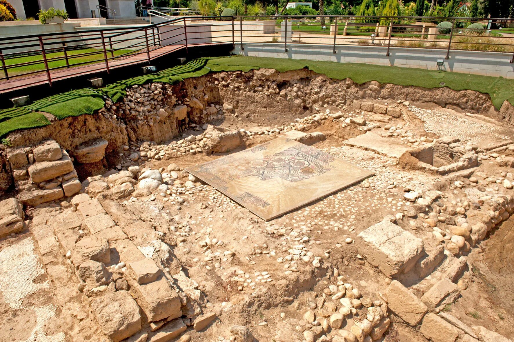 археология монастыри. археология монастыри. костромской женский монастырь раскопки. археологи раскоп в новгороде. раскопки монастыря в партените.