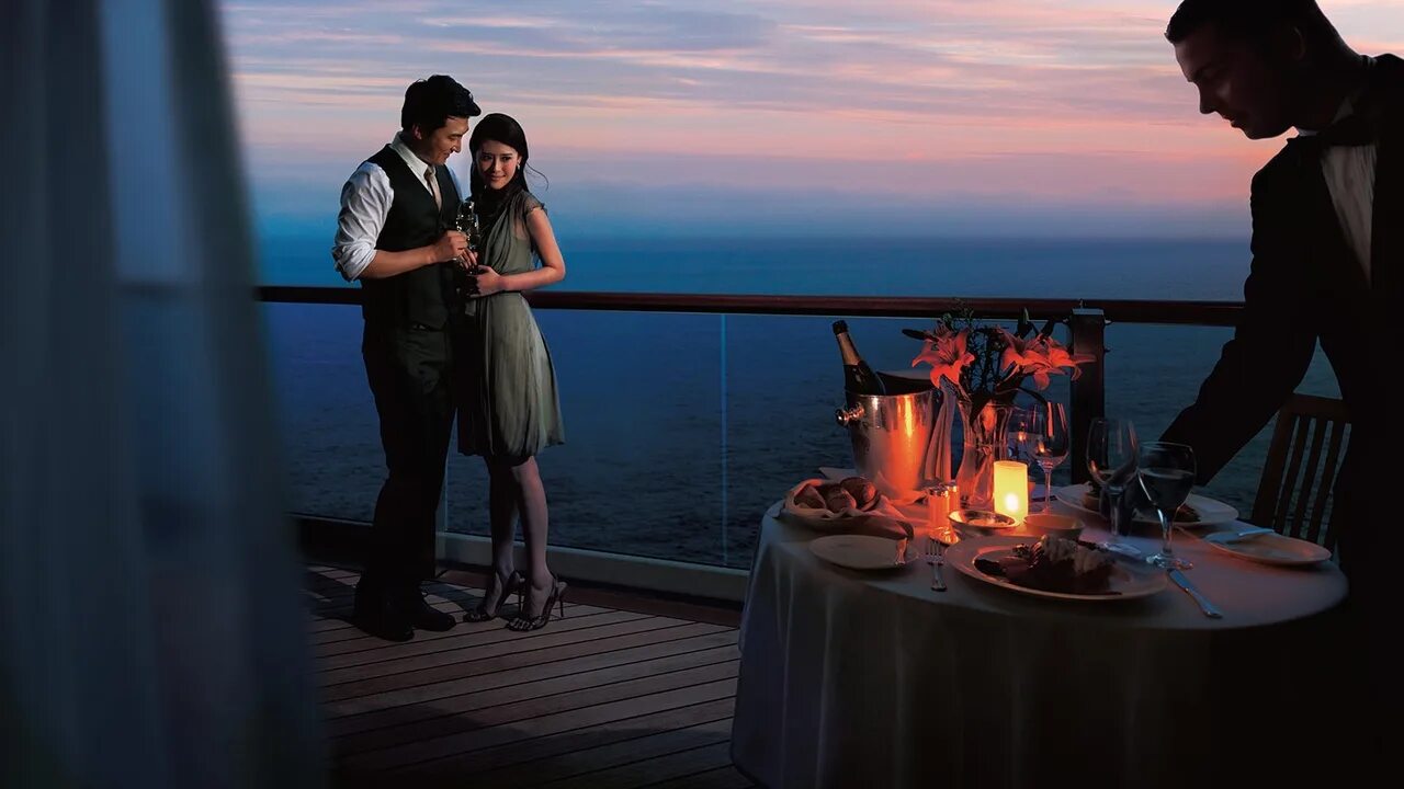 На палубе вечером. Романтический ужин на корабле. Романтический вечер на корабле. Корабль романтика. Романтичный ужин на круизном лайнере.