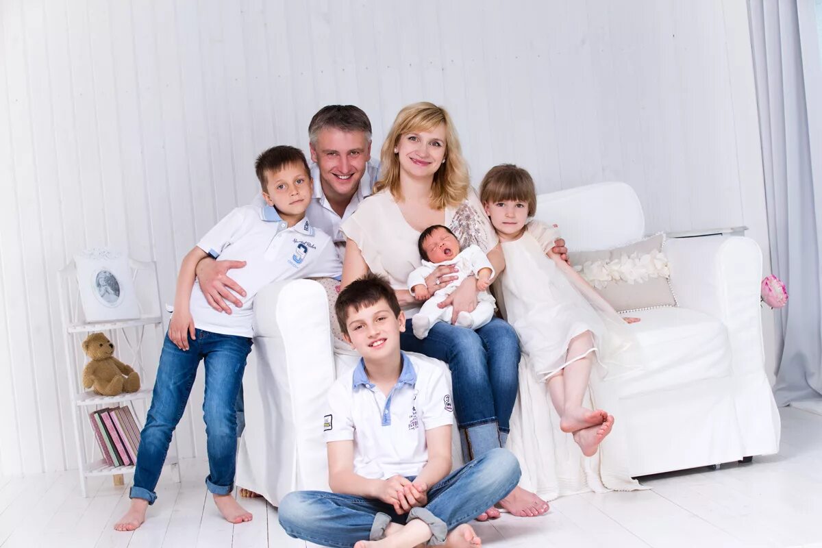 Многодетная семья. Многодетные семьи в двушке. Многодетная семья жилье. Многодетная семья в России.